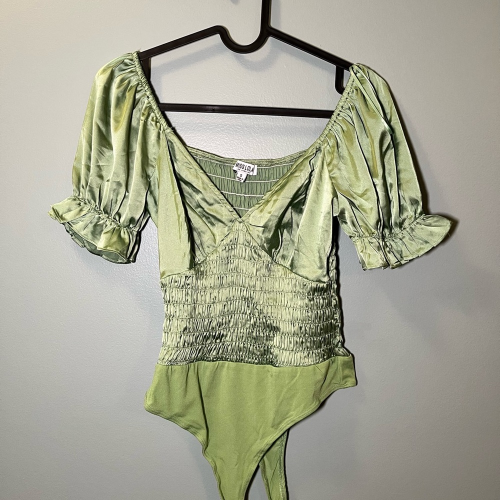 green square neck puff sleeve bodysuit